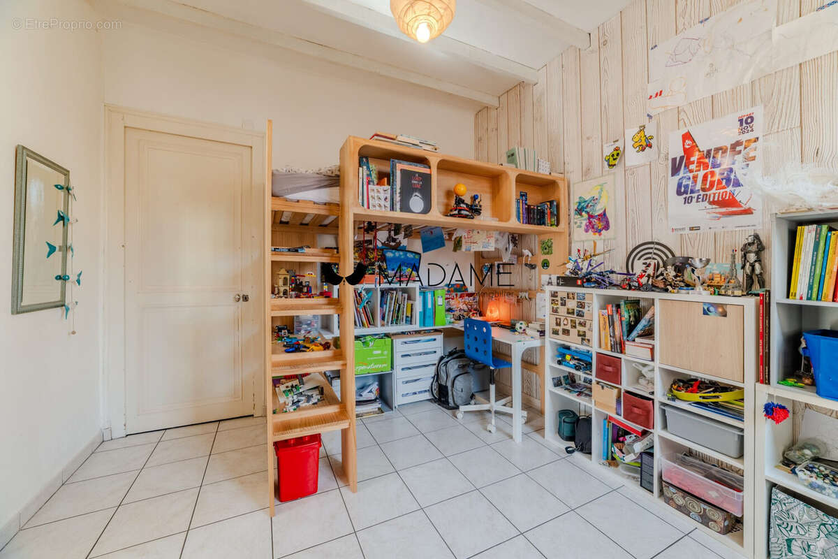 #avendre #maisondeville #maisonmitoyenne #grenoble #artdevivre #jardinenville #chambreadolescente - Maison à GRENOBLE