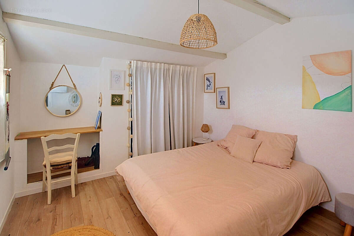 A VENDRE à LORGUES ! Maison de type T6 pièces  de 144 m² + piscine + garage sur un terrain de 1692m² - photo 6