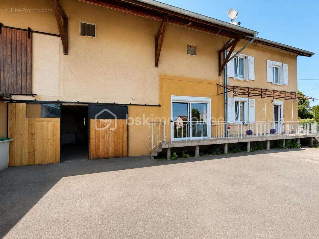 Grande maison de campagne avec plusieurs dépendances - photo 2