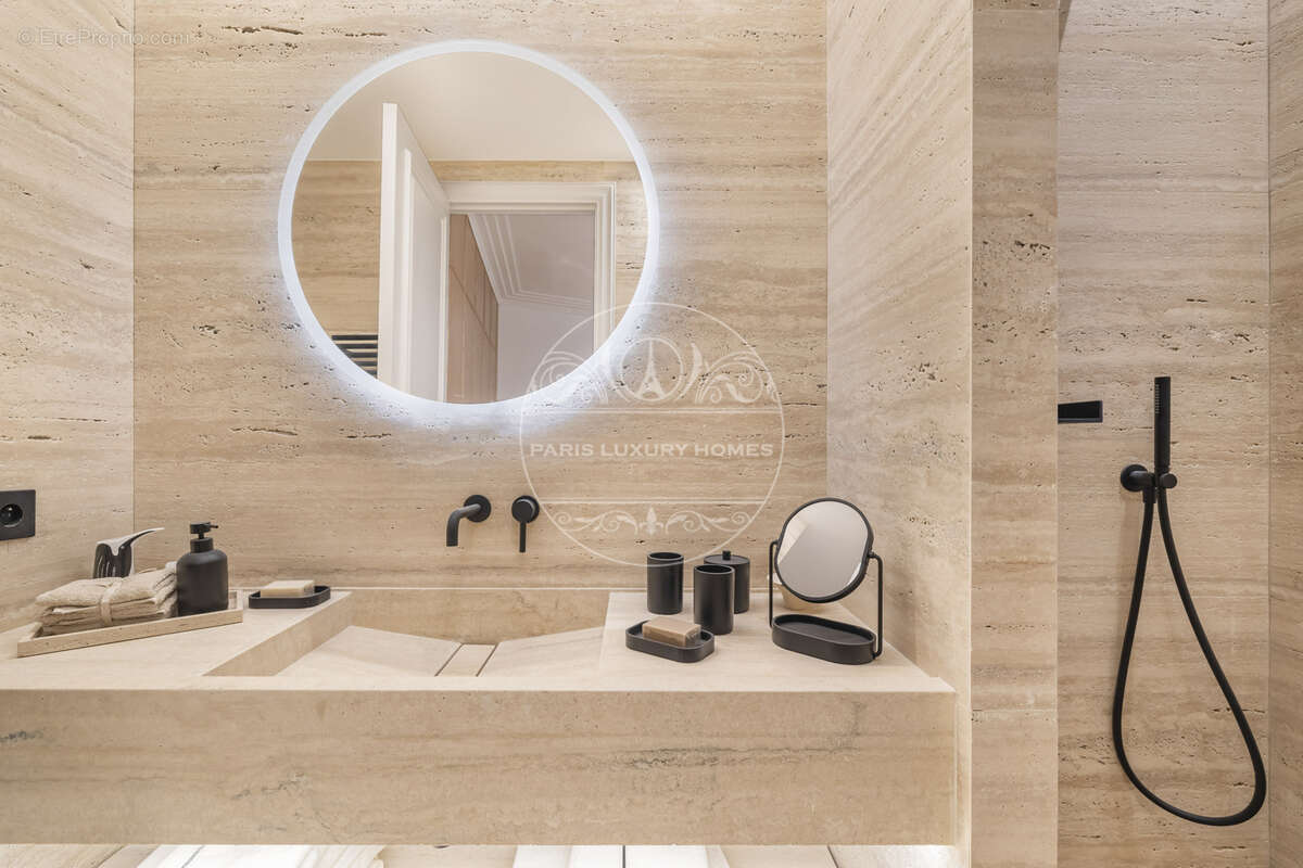 Appartement à PARIS-8E