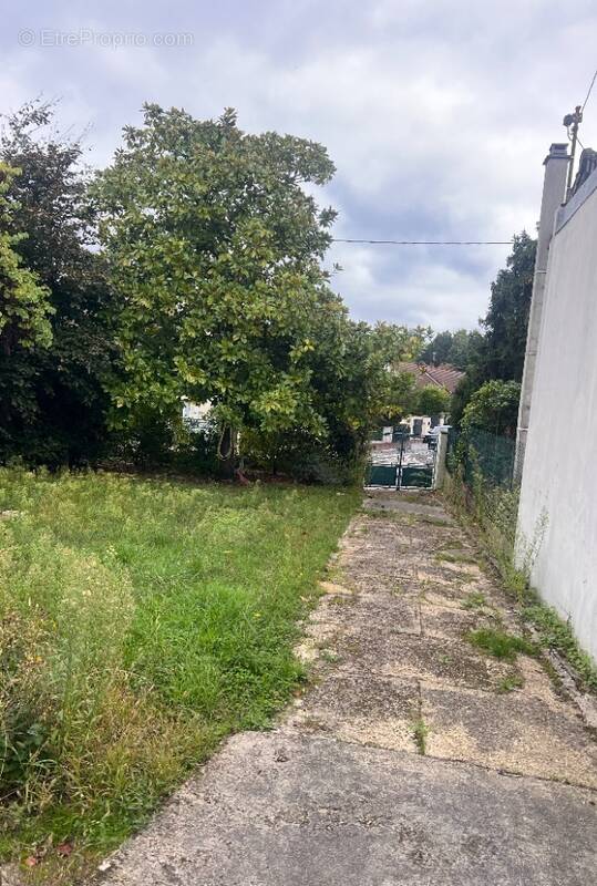 Terrain à VERRIERES-LE-BUISSON