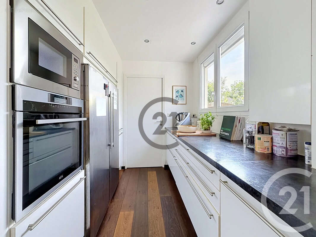 Maison 191 m² à Saint-Julien-Les-Villas  - photo 9
