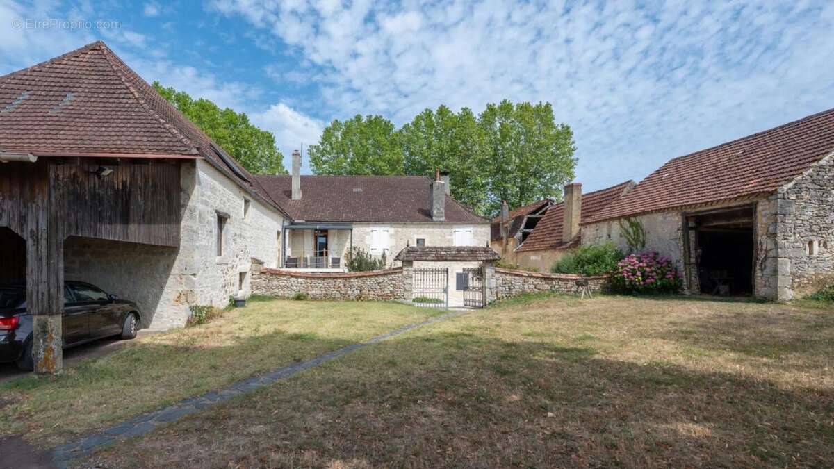 Secteur Gourdon - Bel ensemble immobilier en pierre sur 4ha2 ave - photo 3