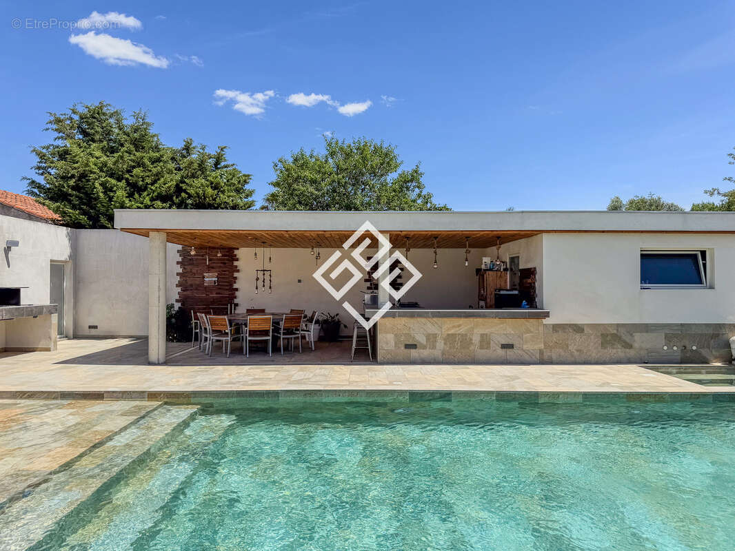 LUCIE - Villa de Standing avec Piscine, Jacuzzi, Pool House & Dépendances - photo 22