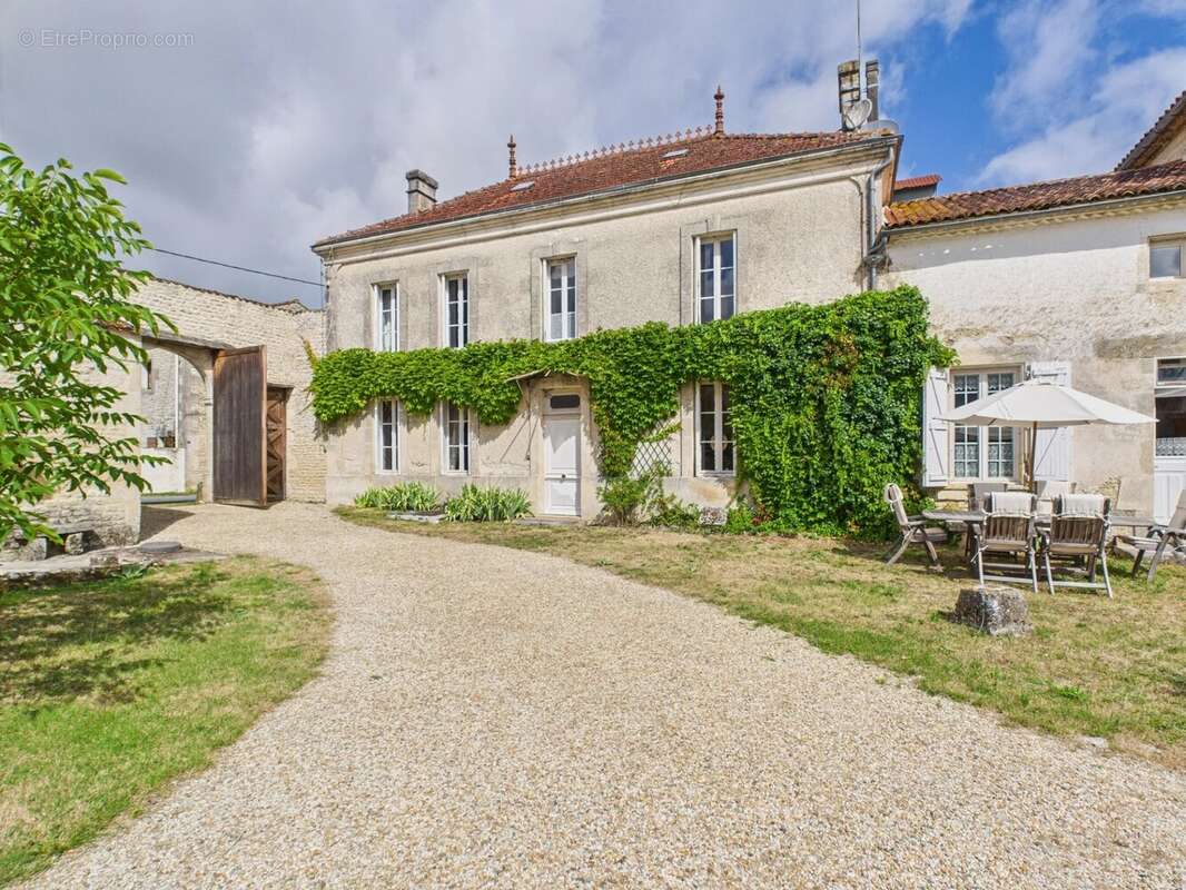 Maison à SAINT-PIERRE-DE-JUILLERS