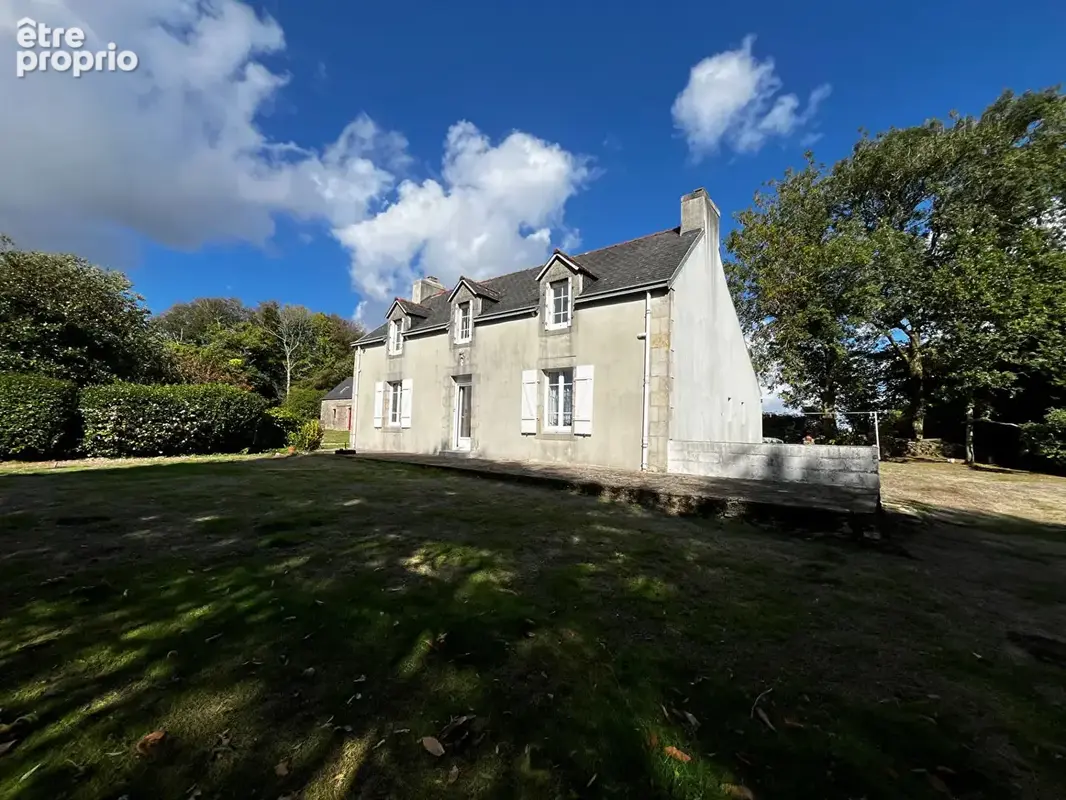 A VENDRE A SAINT-YVI - Ancienne ferme avec deux habitations, dépendances et plus de 6 000 m² de terrain - photo 1