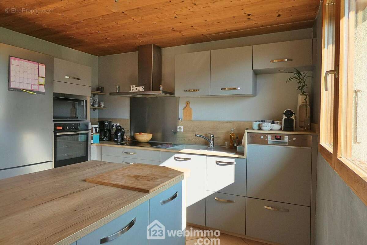 ... Avec son plan de travail central - Appartement à MARTHOD