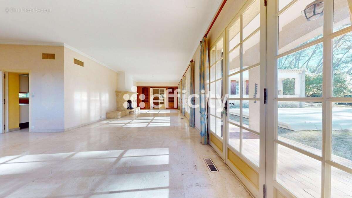 Maison à SAINT-CLEMENT-DE-RIVIERE