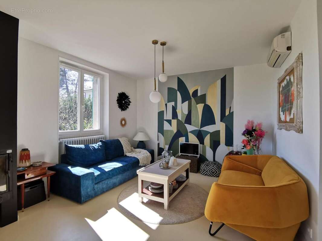   - Maison à SAINT-ETIENNE-DE-FONTBELLON