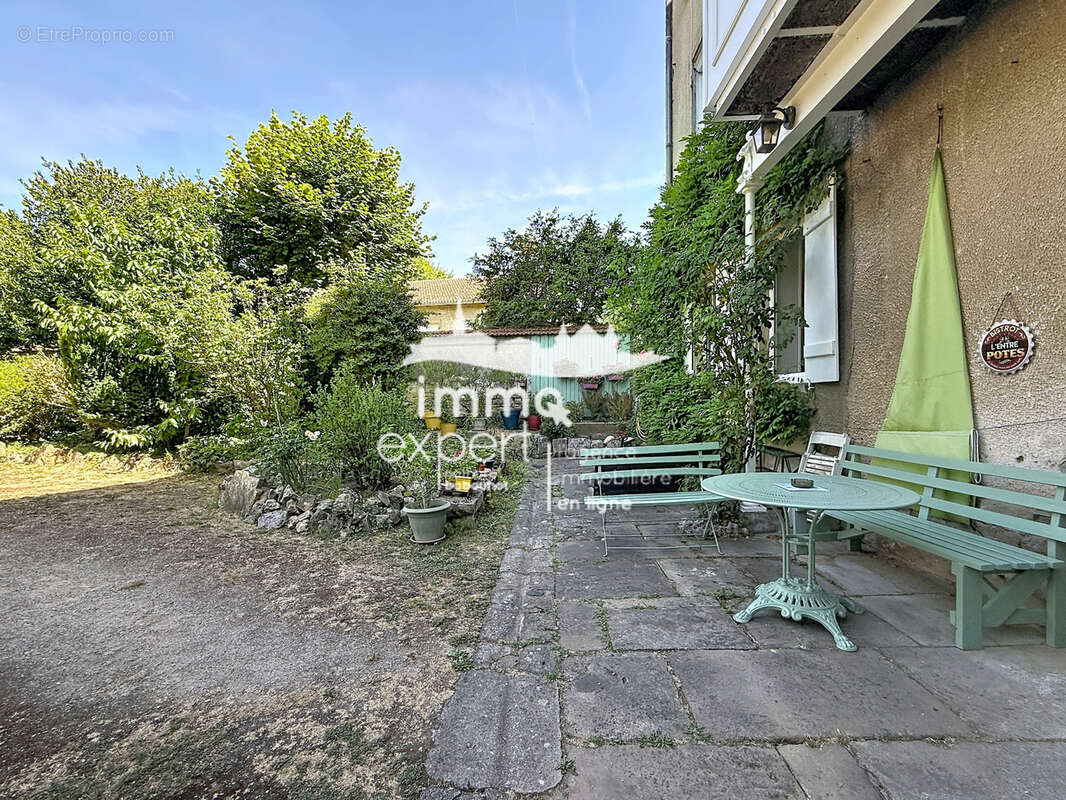 Immeuble de prestige avec appartement bourgeois, appartement loué, local professionnel et parc arboré - photo 2
