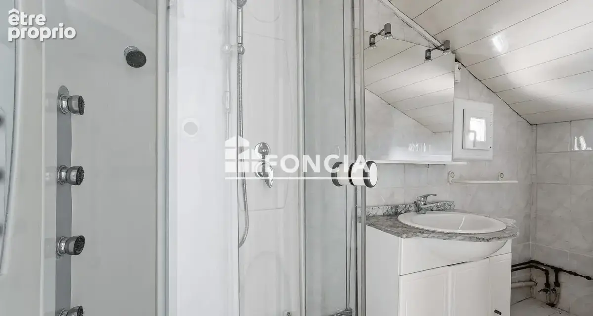 À VENDRE  À MANDELIEU – Grande maison familiale sur 3 niveaux – Environ 300 m² – Jardin  et Parking en centre-ville de Mandelieu - photo 11