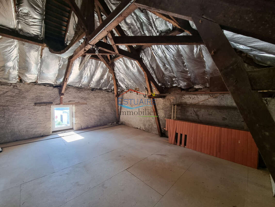 Appartement 315 m² à Saint-Etienne-De-Montluc  - photo 7