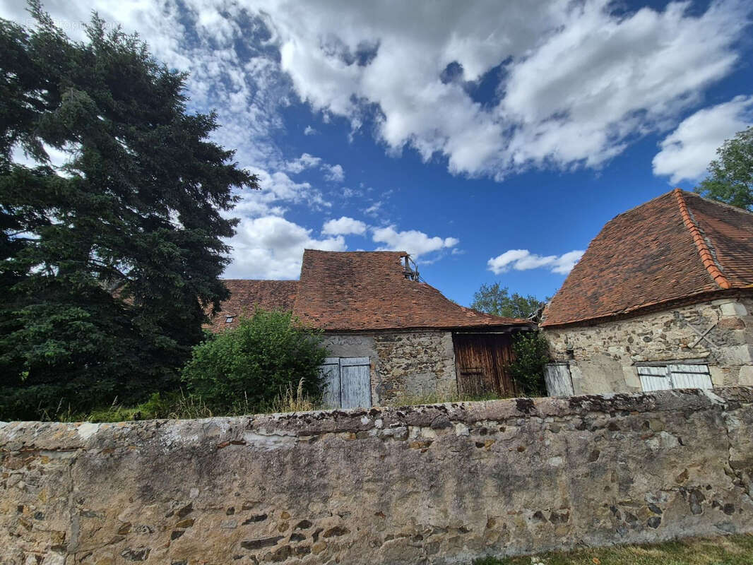 Maison à CREUZIER-LE-NEUF