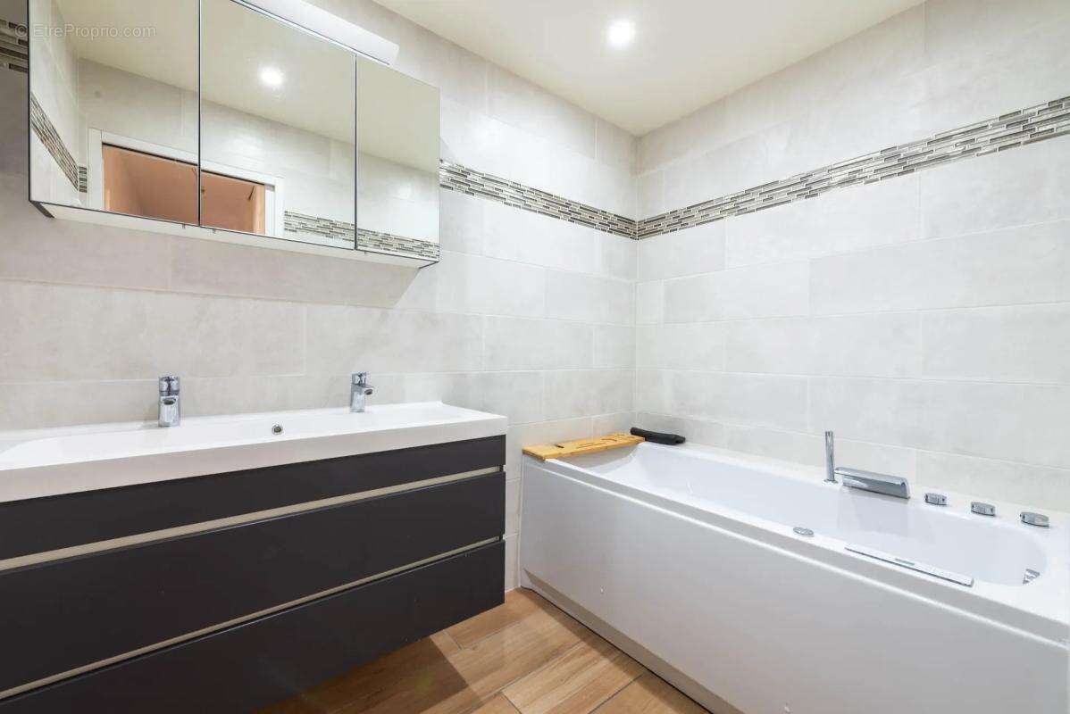 Appartement à SARTROUVILLE