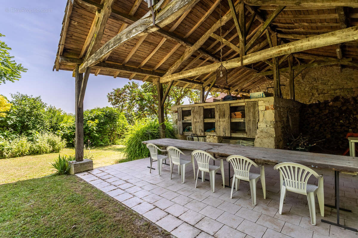 Maison de campagne avec annexes, piscine, grange et vue - photo 8