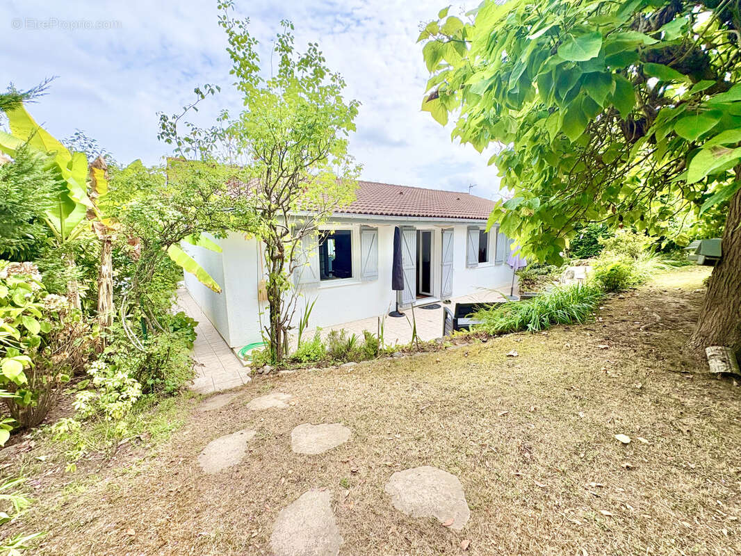 Jolie maison avec jardin 1010m2 au coeur d'un village très recherché - photo 2