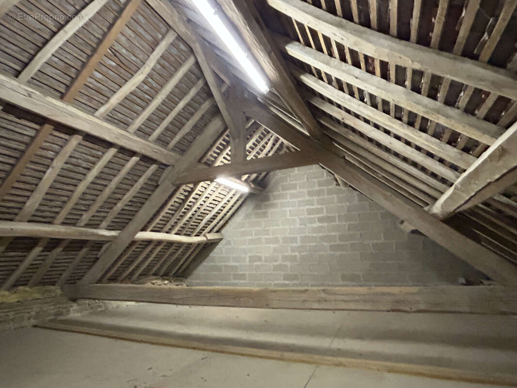 Une maison en pierres et tuiles de pays d'environ 160m2 comprenant: -Au rez-de-chaussée: cuisine aménagé avec - photo 16