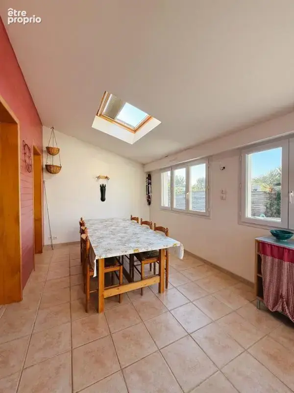 Maison familiale avec piscine et garage à proximité de la mer et des commerces - photo 8