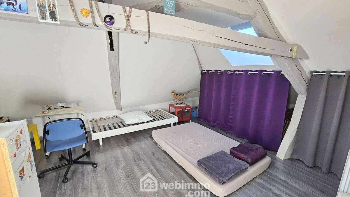 Une mezzanine de 7 m² avec ses deux vélux neufs. - Appartement à PUISEAUX