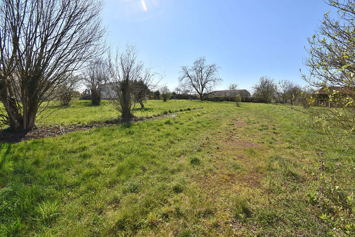 Terrain à RADONVILLIERS