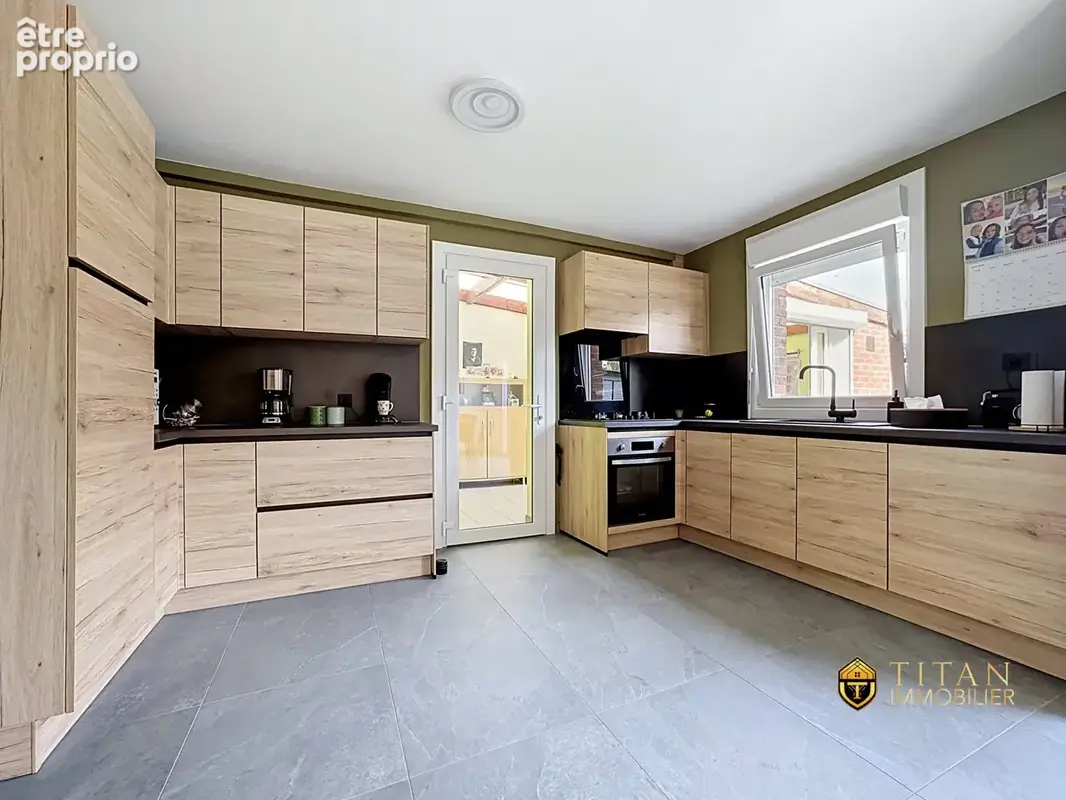  En Exclusivité : Maison semi-individuelle, 3 chambres, un bureau, garage, place de stationnement, Armbouts cappel (59380) Titan Immobilier