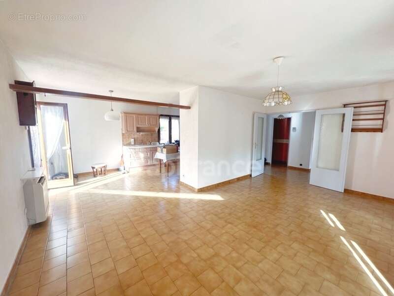 Vente Maison de plain-pied 4 pièces à MANOSQUE (04) - Jardin 740m2, garage, combles aménagés, proche commodités - photo 3