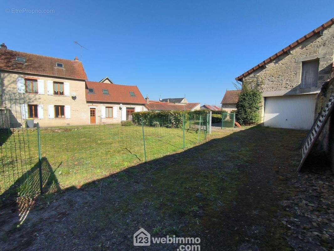 Bel ensemble immobilier composé de deux habitations d&#039;une surface habitable totale de 182 m² - Maison à PRESLES-ET-BOVES