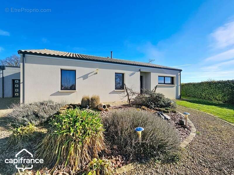 Maison de plain-pied 121 m² – 3 chambres – 3 garages (87m²) – terrain clos 1 454 m² – Boussais (79) proche Airvault - photo 25