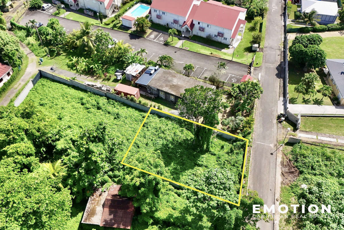 Terrain à PETIT-BOURG