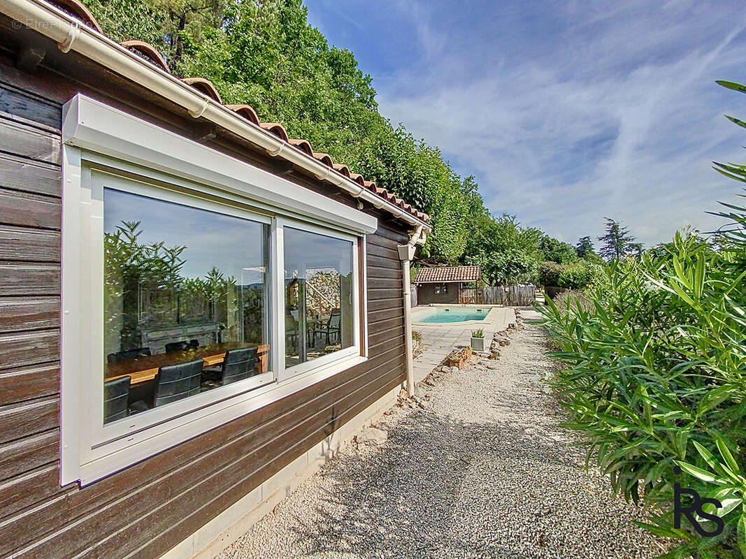 A 5 minutes d’un village avec tous les commerces, une maison de 106 m2 avec piscine et 965 m2 de terrain. - photo 4