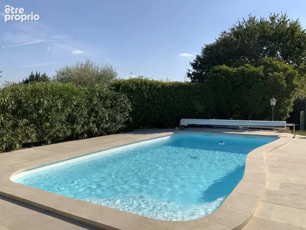 Uzès, Villa de plain pied sur terrain arboré avec piscine. - photo 15
