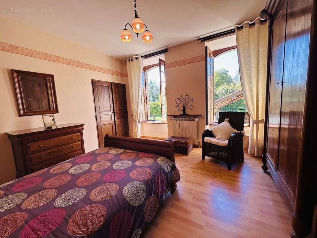 Propriété de 1772 avec dépendances et terres 09200 - photo 8