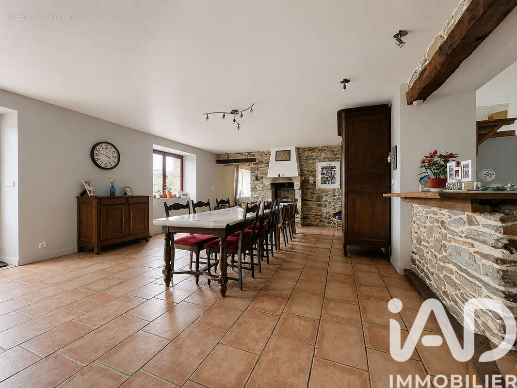 Maison 200 m² à Saint-Martin-Des-Pres  - photo 4