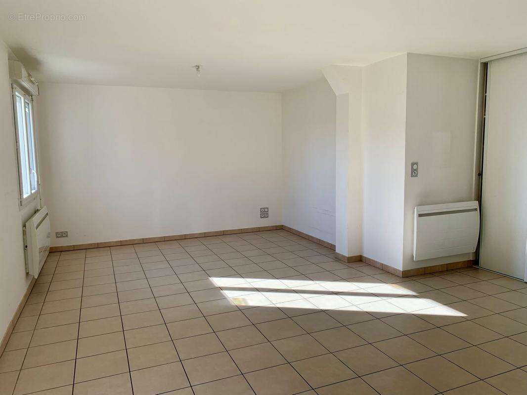 Appartement à CRUZILLES-LES-MEPILLAT