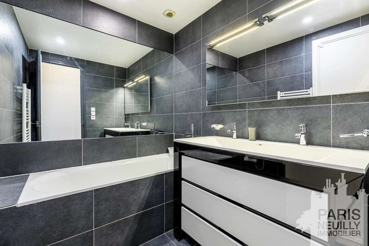 Appartement à PARIS-16E