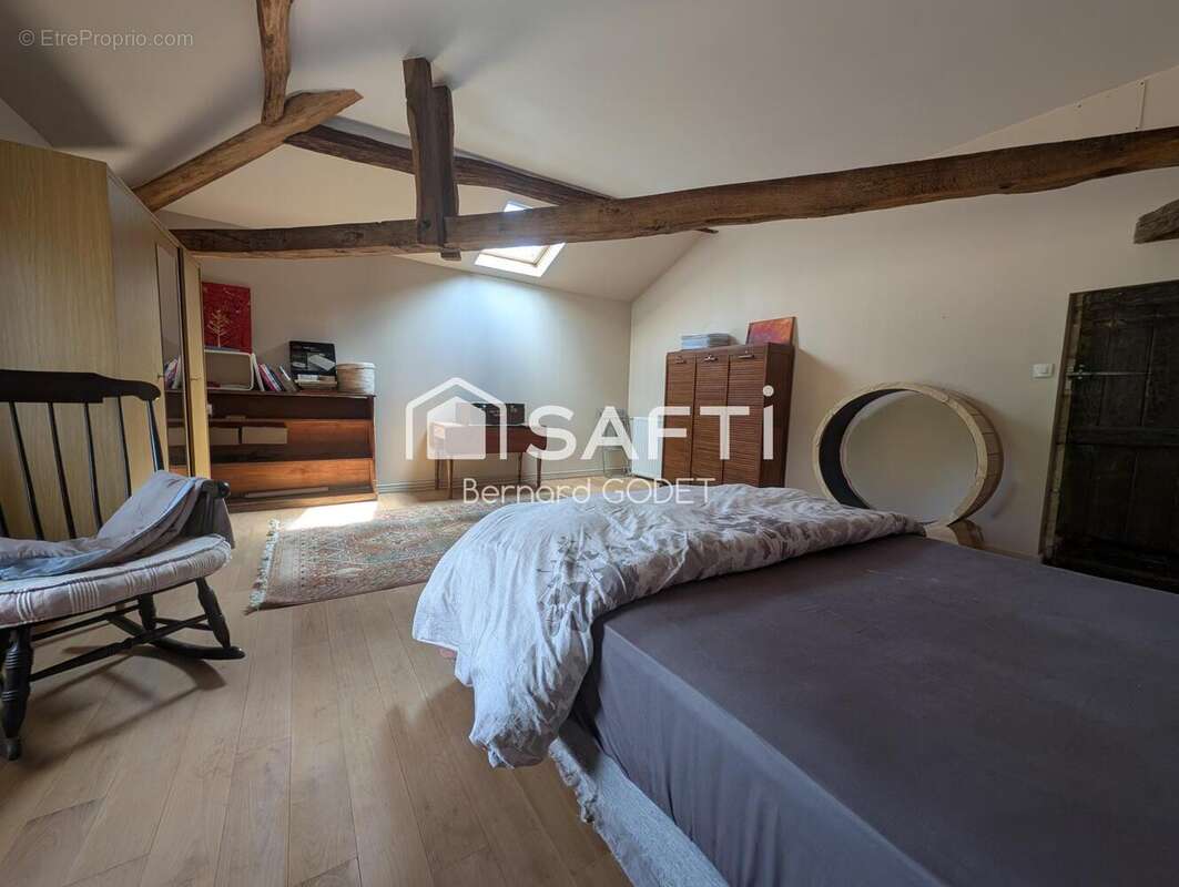 Maison 274 m² à La Chapelle-Pouilloux  - photo 8