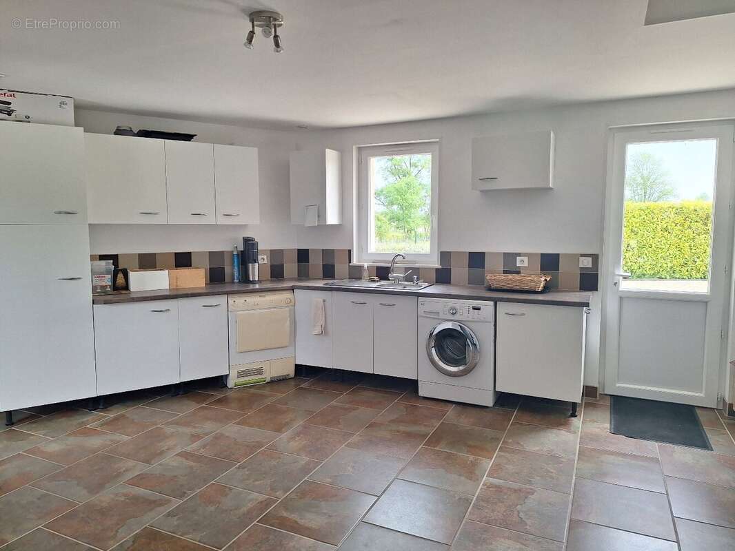 Maison 250 m² à Sainte-Severe  - photo 6