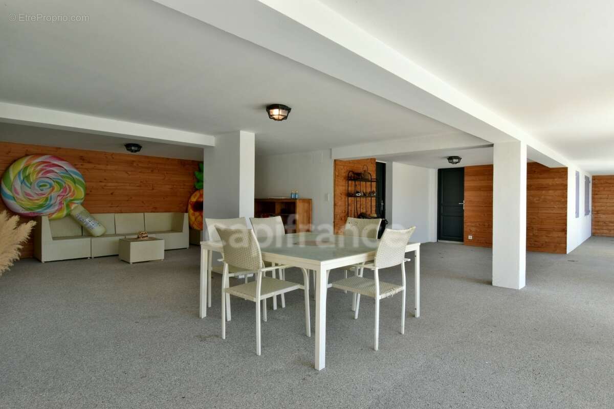 PEYRUIS (04) Villa de 247 m2 avec piscine édifiée sur une parcelle de 2400 m2 - photo 17