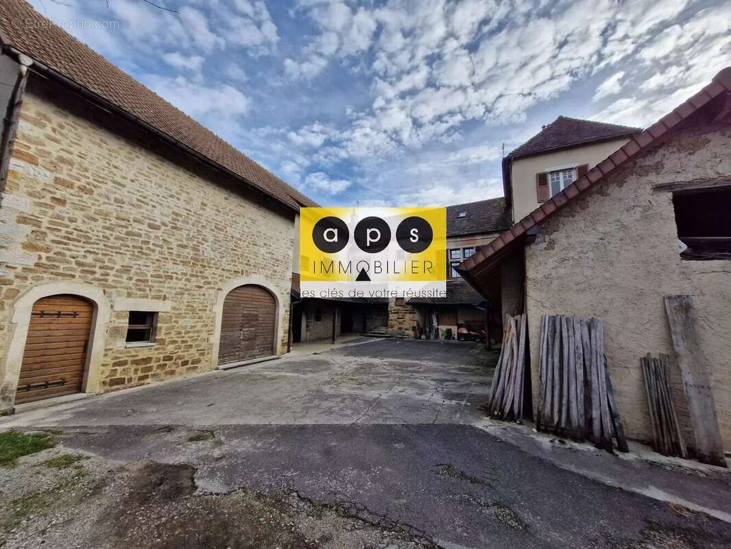 Maison à MONTIGNY-LES-ARSURES