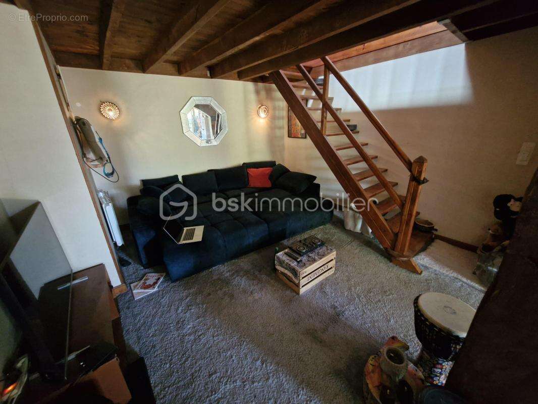 Charmante maison en pierre de 115m2 avec garage et dépendance sur son terrain clos de 800m2 à Camps-sur-l'Isle - photo 6
