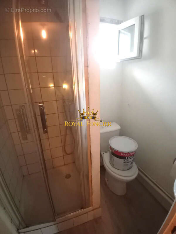 Premier étage : salle d'eau avec WC  - Maison à CHATELLERAULT