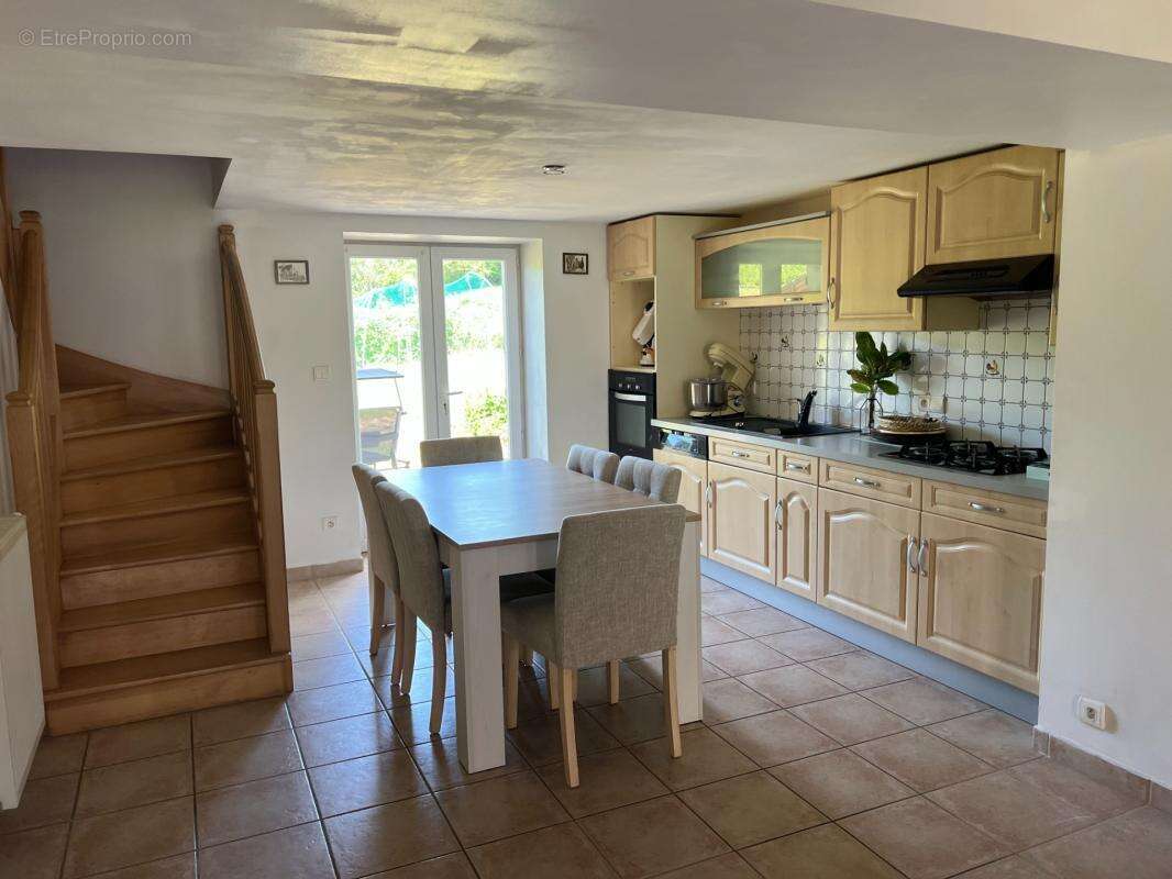 Maison 200 m² à Cours-La-Ville  - photo 10