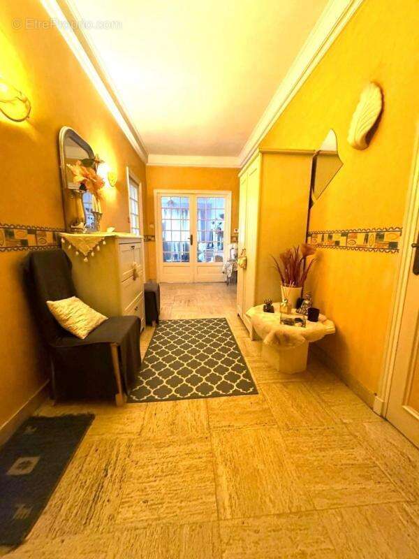 Appartement à LE CHAMBON-FEUGEROLLES