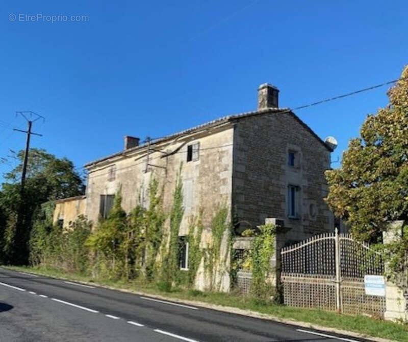 Belle maison en pierres, de 234 m2 habitables, 2 pigeonniers à rénover, hangar et dépendances - photo 2