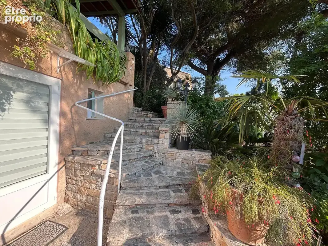 Superbe villa spacieuse , vue mer à La Ciotat - photo 5