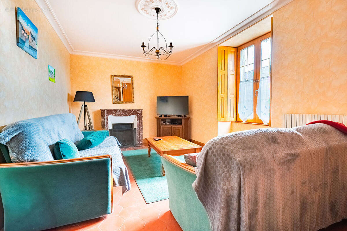 Maison à SAINT-LAMBERT-DU-LATTAY