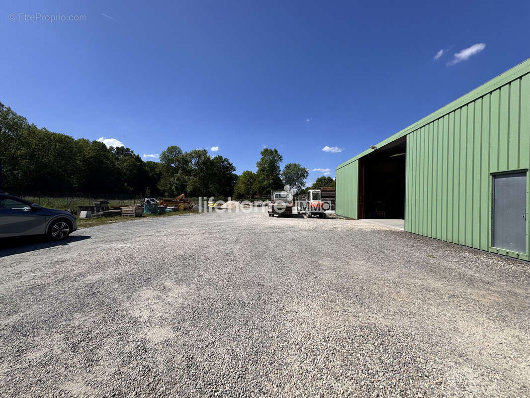 Commerce 684 m² à Chateauroux  - photo 2