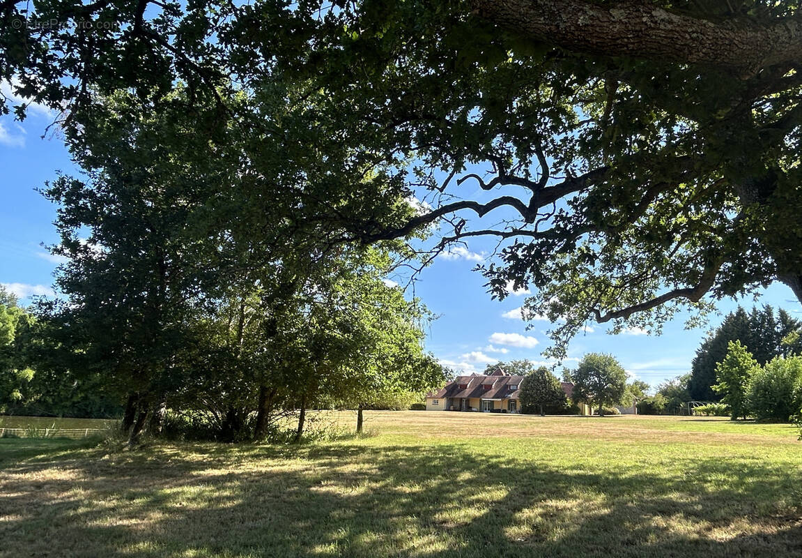 Propriété 2,2 ha avec étang, ancien corps de ferme, parc aboré, prairie - photo 2