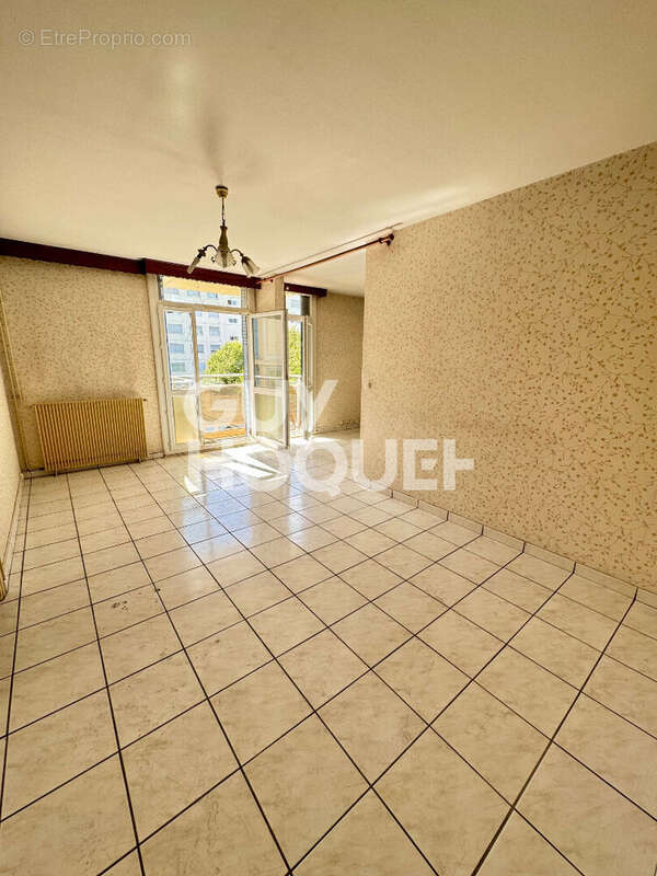 Vendu : Appartement 4 pièces à Lyon 8e Arrondissement - Quartier Santy - photo 2