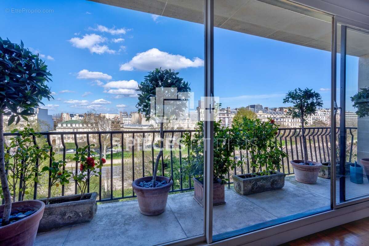 Appartement à PARIS-16E